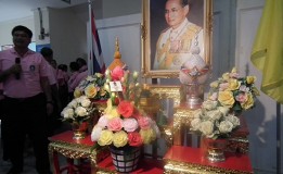 ชมรมคนรักในหลวงจังหวัดสงขลาเข้าถวายความเคารพพระบรมฉายาลักษณ์ ถวายแจกันดอกไม้ และถวายพระพรแด่พระบาทสมเด็จพระเจ้าอยู่หัว เพื่อให้พระองค์ทรงหายจากอาการพระประชวรในเร็ววัน