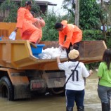 เทศบาลเมืองควนลังแจกข้าว น้ำดื่ม และยา ช่วยเหลือประชาชนน้ำท่วมในพื้นที่