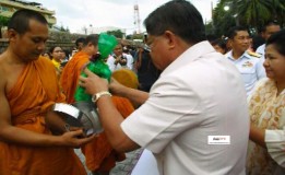 ประชาชนในเขตเทศบาลนครสงขลา ร่วมทำบุญตักบาตรพระสงฆ์ เนื่องในวันขึ้นปีใหม่ 2558 และถวายเป็นพระราชกุศลแด่พระบาทสมเด็จพระเจ้าอยู่หัว และสมเด็จพระนางเจ้าฯพระบรมราชินีนาถ