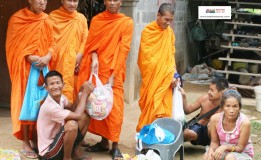 คณะสงฆ์วัดคุ้งวารี  จังหวัดพิษณุโลกออกเยี่ยมผู้พิการแต่กำเนิด