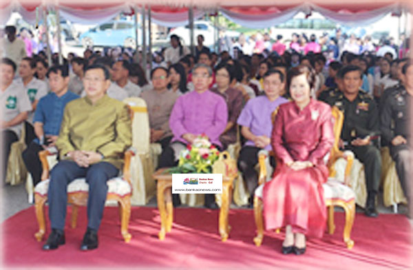 สำนักงานประกันสังคมจังหวัดพะเยาถวายพานพุ่มดอกไม้สดสักการะหน้าพระราชานุสาวรีย์สมเด็จพระศรีนครินทราบรมราชชนนี