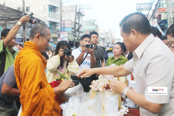 พิธีทำบุญตักบาตรประจำปี  ถนนทะเลหลวง  วชิรา  ประจำปี  2559  ปีที่  55