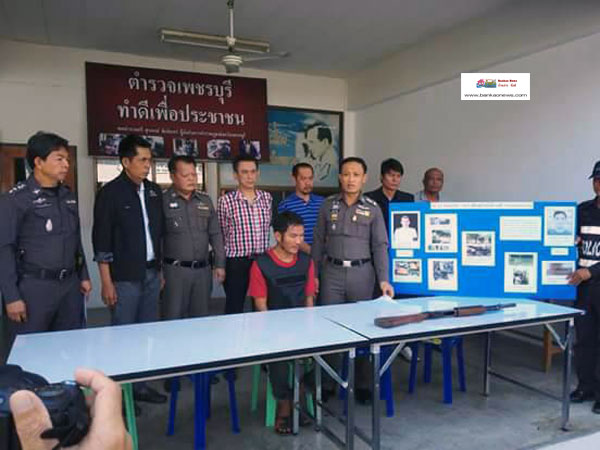 ตำรวจภูธรจังหวัดเพชรบุรีแถลงข่าวการจับกุมมือปืนที่ก่อเหตุยิงผู้ใหญ่บ้านหมู่ 3 ตำบลแก่งกระจาน หลังจับกุมตัวได้เมื่อช่วงเย็นวันที่ 28 มกราคมที่ผ่านมา เบื้องต้นมือปืนรับสารภาพ ทำไปเพราะโกรธแค้นที่ผู้ใหญ่บ้านคนดังกล่าวผิดคำพูด