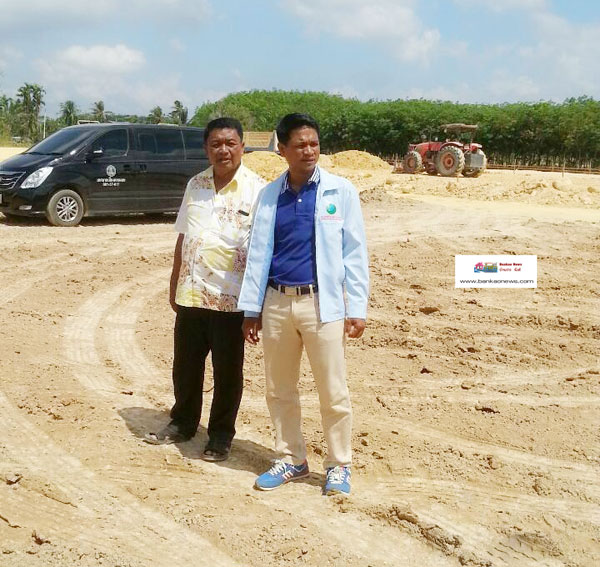 นายกเทศมนตรีเมืองคลองแห พาสื่อมวลชนไปดูสถานที่สร้างสนามกีฬาโรงเรียนเทศบาล  1  (เทศบาลเมีองคลองแห)