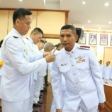 ตำรวจภูธรภาค 9 จัดพิธีประดับยศให้แก่ข้าราชการตำรวจผู้สำเร็จหลักสูตรการฝึกอบรมข้าราชการตำรวจชั้นประทวนยศ ดาบตำรวจ ที่มีอายุ 53 ปี ขึ้นไป เพื่อเลื่อนตำแหน่งและเลื่อนยศแบบเลื่อนไหลเป็นชั้นสัญญาบัตร ประจำปีงบประมาณ พ.ศ.2559
