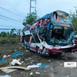 อุบัติเหตุรถทัวร์เสียหลักชนเสาไฟฟ้าแล้วพลิกตะแคงในจังหวัดเพชรบุรี