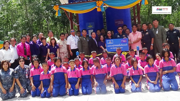 ศูนย์บรรเทาสาธารณภัย กองทัพอากาศ ร่วมกับธนาคารไทยพาณิชย์ออกช่วยเหลือผู้ประสบภัยแล้ง ณ โรงเรียนบ้านทุ่งตำเสา อำเภอหาดใหญ่ จังหวัดสงขลา