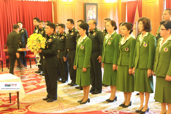 มทภ.4 พร้อมด้วย ผบ.นขต. และภริยาลงนามถวายพระพรพระบาทสมเด็จพระเจ้าอยู่หัว