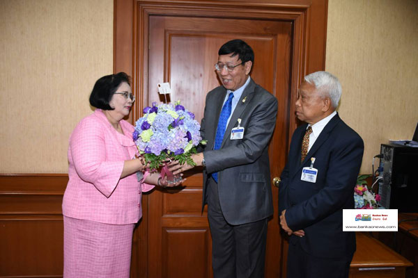 สนช.มอบดอกไม้อวยพรนางสายทิพย์ เชาวลิตถวิล เลขาธิการสภาผู้แทนราษฎร เนื่องในโอกาสครบรอบวันคล้ายวันเกิด 60 ปี