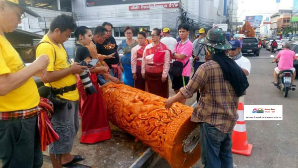 ตะลึงทั้งบาง! ต้นเทียนวัดดังอุบลฯ เกี่ยวสายไฟขณะเคลื่อนโชว์ โค่นลงพื้น