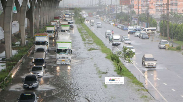 ฝนตกหนักในพื้นที่ อ.บางปะกง นานหลายชั่วโมง จนทำให้เกิดน้ำท่วมขังบนถนนบางนา-ตราด