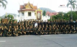 นศท.รด.จิตอาสา ร.ร.พัทลุงร่วมพิธีตักบาตรในพิธีบำเพ็ญกุศลปัณรสวาร (15 วัน) พระบาทสมเด็จพระปรมินทร มหาภูมิพล อดุลยเดช