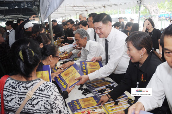 สนช. ลงพื้นที่พบปะประชาชนที่มาร่วมในการถวายสักการะพระบรมศพ