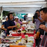 ผวจ.อุตรดิตถ์เยี่ยมชมตลาดเกษตรกรประชารัฐเช้าวันศุกร์