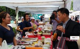 ผวจ.อุตรดิตถ์เยี่ยมชมตลาดเกษตรกรประชารัฐเช้าวันศุกร์