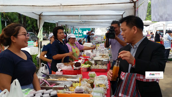 ผวจ.อุตรดิตถ์เยี่ยมชมตลาดเกษตรกรประชารัฐเช้าวันศุกร์