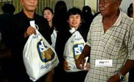 ธ.ก.ส.เพชรบุรีแจกถุงยังชีพซับน้ำตาผู้ประสบภัยน้ำท่วม