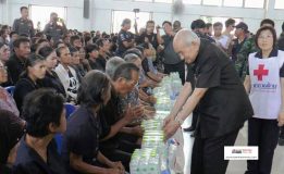 สมเด็จพระนางเจ้าฯ พระบรมราชินีนาถ สภานายิกาสภากาชาดไทย พระราชทานความช่วยเหลือแก่ประชาชนที่ประสบอุทกภัยที่อำเภอบ้านแหลม จังหวัดเพชรบุรี