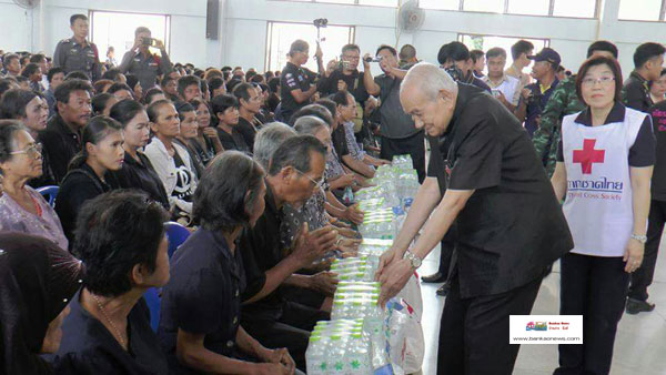 สมเด็จพระนางเจ้าฯ พระบรมราชินีนาถ สภานายิกาสภากาชาดไทย พระราชทานความช่วยเหลือแก่ประชาชนที่ประสบอุทกภัยที่อำเภอบ้านแหลม จังหวัดเพชรบุรี