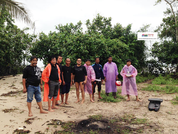 ลมพายุที่รุนแรง พัดผ่านชายฝั่งอ่าวไทยภาคใต้ตอนล่างทำให้โรงเรียนปอเนาะญาลันนันปารู หมู่ 3 บ้านเกาะแลหนัง ถูกคลื่นกัดเซาะ