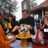 ชาวสงขลา กว่า 1,000 คน ร่วมทำบุญตักบาตรข้าวสารอาหารแห้งพระสงฆ์ จำนวน 200 รูป ท่ามกลางสายฝน เพื่อถวายเป็นพระราชกุศลแด่พระบาทสมเด็จพระปรมินทรมหาภูมิพลอดุลยเดช สวรรคต ครบ 50 วัน (ปัญญาสมวาร)