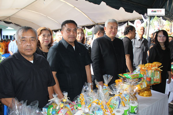 เทศบาลเมืองคอหงส์จัดพิธีทำบุญตักบาตร ถวายเป็นพระราชกุศลสตมวาร (100 วัน) แด่พระบาทสมเด็จพระปรมินทรมหาภูมิพลอดุลยเดช