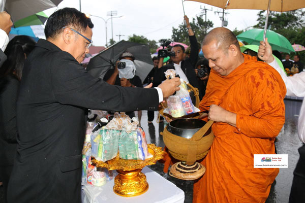 จังหวัดสงขลาร่วมพิธีทำบุญตักบาตรถวายเป็นพระราชกุศลแด่พระบาทสมเด็จพระปรมินทรมหาภูมิพลอดุลยเดช สวรรคต ครบ 100 วัน