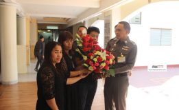 ผบช.น.ร่วมรับมอบแจกันดอกไม้แสดงความขอบคุณตำรวจนครบาล ที่ช่วยเร่งรัดคดีอุ้มฆ่าสาวทอม นส.สุภัคสรณ์ พลไธสง ท้องที่สน.หนองค้างพลู