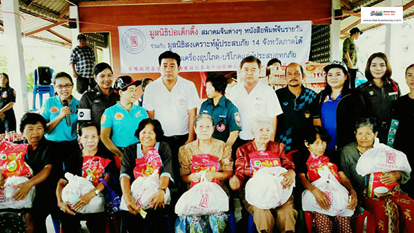 สภ.เมืองพัทลุงร่วมมอบสิ่งของข้าวสาร อาหารแห้งช่วยเหลือผู้ประสบภัยในพื้นที่ บ้านมะกอกใต้