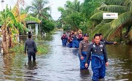 ตำรวจภูธรจังหวัดสงขลาออกตรวจเยี่ยมประชาชน และมอบถุงยังชีพเพื่อช่วยเหลือผู้ประสบอุทกภัยบ้านกาหลำ อำเภอกระแสสินธุ์ จังหวัดสงขลา