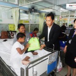 ศธจ.สตูล ส่งความสุขมอบของขวัญให้เด็กที่รักษาตัวในโรงพยาบาล เนื่องในวันเด็กแห่งชาติ ปี 2560