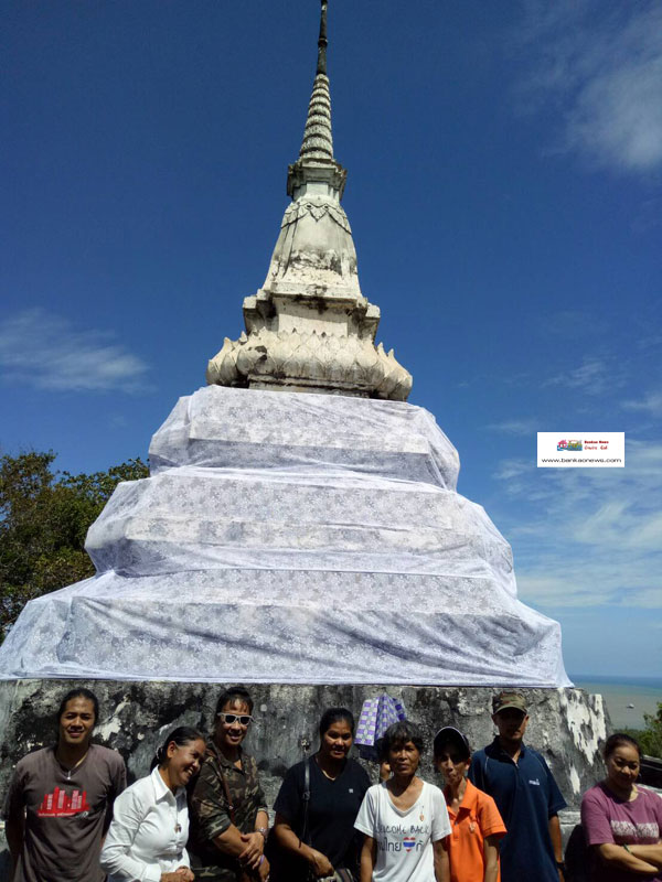 ทีมงานเสบียงบุญห่มผ้าเจดีย์องค์ขาวองค์ดำหัวเขาแดง จังหวัดสงขลา