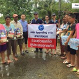 บริษัท อีซูซุ หาดใหญ่  จำกัด สาขาสงขลามอบถุงยังชีพแก่ชาวบ้านที่ประสบอุทกภัยในพื้นที่ตำบลคลองรี  อำเภอสทิงพระ จังหวัดสงขลา