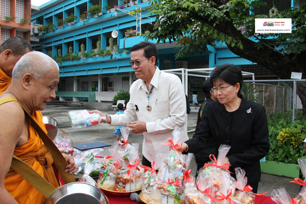 โรงเรียนเทศบาล 2 (อ่อนอุทิศ)  จัดกิจกรรมทำบุญตักบาตรเนื่องในโอกาสส่งท้ายปีเก่าต้อนรับปีใหม่ ประจำปี 2560