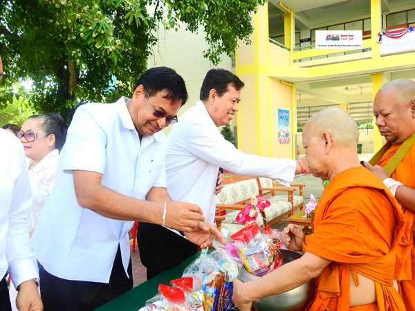 โรงเรียนเทศบาล 3 (วัดศาลาหัวยาง) ร่วมพิธีทำบุญตักบาตรวันเด็กแห่งชาติ ประจำปี 2560