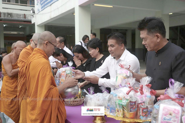 โรงเรียนเทศบาล 4 (บ้านแหลมทราย) กำหนดพิธีทำบุญตักบาตรในวันขึ้นปีใหม่และวันเด็กแห่งชาติ ประจำปี 2560