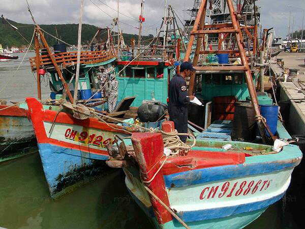 จับอีก! เรือประมงเวียดนาม 3 ลำ ลอบคราดปลิงทะเลในน่านน้ำไทย คุมตัวลูกเรือ 12 คน