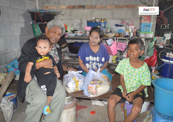 สุดอนาถชีวิตสองแม่ลูกแม่ป่วยเป็นอัมพฤกษ์ครึ่งตัวรับเงินคนพิการเดือนละ 800 บาท-ลูกชายวัย 11 ปีแต่ยังเรียนชั้น ป. 1 ออกเร่ขายไข่นกกระทาต้มหาเงินเลี้ยงแม่วัย 43 ปี