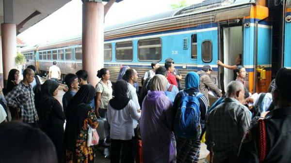 จองเต็มทุกโบกี้ รถไฟขาขึ้น-ล่องใต้ คนไทยไกลบ้านแห่กลับฉลองสงกรานต์