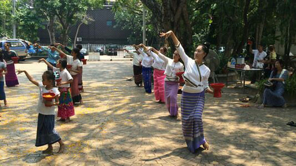 ช่างฟ้อนสาวรุ่นเยาว์ยันรุ่นยายซ้อมหนัก เตรียมร่วมขบวนแห่ “ยอสวย ไหว้สาพญามังราย”