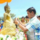 เทศบาลเมืองเขารูปช้างร่วมสืบสานประเพณีไทยสรงน้ำพระพุทธสิหิงค์  รดน้ำผู้สูงอายุ