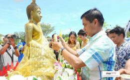 เทศบาลเมืองเขารูปช้างร่วมสืบสานประเพณีไทยสรงน้ำพระพุทธสิหิงค์  รดน้ำผู้สูงอายุ