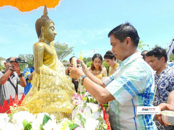 เทศบาลเมืองเขารูปช้างร่วมสืบสานประเพณีไทยสรงน้ำพระพุทธสิหิงค์  รดน้ำผู้สูงอายุ