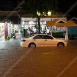 ฝนห่าใหญ่ถล่มพังงา น้ำเอ่อท่วมแหล่งช้อปปิ้งเขาหลัก จมบาดาล 