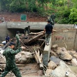 บก.ควบคุม กกล.รส.จว.ล.พ. ลงพื้นที่ฯ เพื่อสำรวจความเสียหายและช่วยแก้ไขปัญหา กรณีสะพานทางเข้าหมู่บ้านห้วยเหี้ยะได้รับความเสียหาย