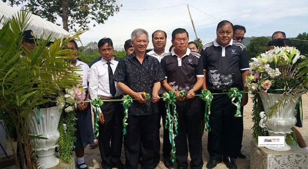 นายกเทศมนตรีตำบลเกาะแต้วร่วมกับนายกองค์การบริหารส่วนจังหวัดสงขลาเปิดศูนย์เรียนรู้การผลิตผักไฮโดรโพนิกส์ปลอดภัยโดยชีววิธี