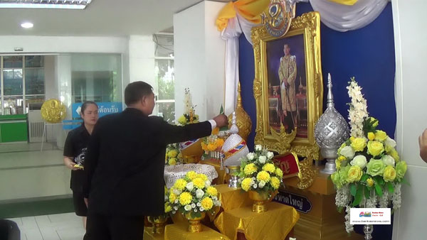 เทศบาลนครหาดใหญ่มอบเสื้อยืดคอโปโลสีดำ พระราชทานสมเด็จพระเจ้าอยู่หัว ให้กับประชาชนจิตอาสา สวมใส่ในกิจกรรมสาธารณประโยชน์ เพื่อถวายเป็นพระราชกุศล เนื่องในวันเฉลิมพระชนมพรรษาสมเด็จพระเจ้าอยู่หัว 28 กรกฎาคม 2560