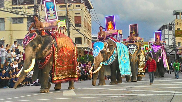 สุดอลังการพิธีเปิดงานมหกรรมแห่เทียนพรรษาบนหลังช้างหนึ่งเดียวในโลกที่จังหวัดสุรินทร์ยิ่งใหญ่ด้วยขบวนช้างเข้าร่วมกว่า 60 เชือก