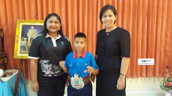 ผู้บริหารสถานศึกษาโรงเรียนเทศบาล  1 ร่วมแสดงความยินดีกับรางวัลแชมเปี้ยนมวยไทยอาชีพ รุ่นน้ำหนัก 25 กิโลกรัม
