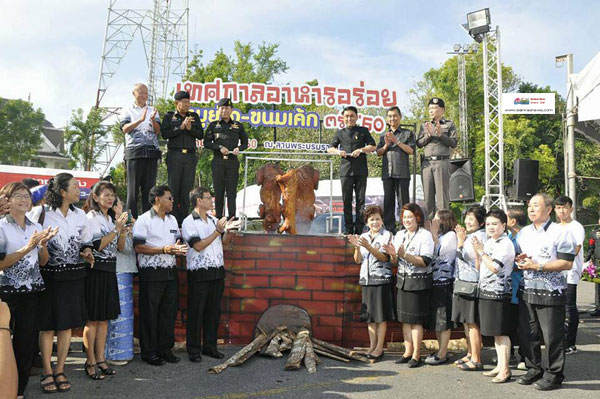 หอการค้าตรังร่วมกับจังหวัดตรังจัดเทศกาลอาหารอร่อย ตรัง’60  หมูย่างและขนมเค้ก